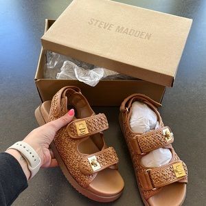 NWT Steve Madden Dad Sandals in Cognac. Size 7.